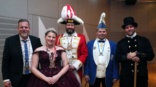Das Empfangskomitee in der Stadthalle: OB Marcus Zeitler (v. l.), Prinzessin Larissa I., Christoph Kühnle, Frank Ziegler und Sascha Gräter.