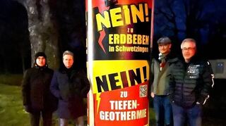 Mitglieder der Bürgerinitiative gegen Tiefengeothermie vor ihrer Litfaßsäule in der Zähringerstraße: Matthias Langer (v. l.), Rainer Hüngerle, Frank Pschihoda und Sprecher Volker Engelfried. Bild: BI