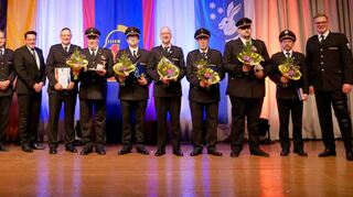 Der erste stellvertretende Kommandant Michael Malcher (v. l.), der stellvertretende Vorsitzende des Kreisfeuerwehrverbands Rhein-Neckar Thorsten Plachta, der stellver-tretende Kreisbrandmeister Mathias Splett, Bürgermeister Stefan Weisbrod, Kommandant Markus Piperno, Georg Dagenbach, Stefan Ströhl, Dominic Hild, Timo Frey, Justin Hoffmann, Lukas Kolb und der zweite stellvertretende Kommandant der Reilinger Wehr Florian Schulze.
