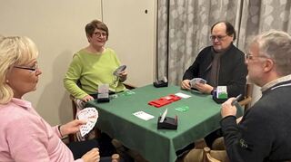 Beim Bridgespiel erhalten (v. l.) Carola Zintl, Regina Löser und Jürgen Kamm wichtige Tipps zu diesem Kartenspiel von Sportwart Frederik Decker (r.).