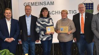 Hendrik Fournes (Vorsitzender Förderverein FES, v. l.), der stellvertretende MSC-Vorsitzender Mario Helfrich, Ines Hieltscher (Konrektorin FES), Alexa Schäfer (Rektorin THS) und MSC-Vorsitzender Ralf Kumpf treffen sich im Büro von Bürgermeister Pascal Seidel, um eine Spende der Rennsportler an die Fördervereine der beiden Schulen zu überreichen.