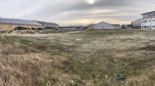 Auf diesem Grundstück im Gewerbegebiet an den Werften soll laut Planung das Containerdorf entstehen. Links sieht man die historischen Luftschiffhallen in der Mitte, der Drogeriemarkt und die rückseitige Fassade des Aldi-Marktes.