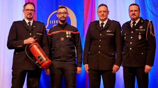 Philipp Geng (v. l.), Frankreichbeauftragter der FFW Reilingen), Julien Mattei (Feuerwehr Jargeau), Kommandant Markus Piperno imd Kommandant Gregory Adam (Feuerwehr Jargeau) feiern die deutsch-französische Freundschaft der beiden Wehren.