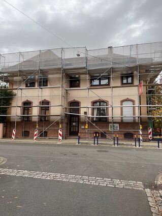 Das Dach der Kita Scheffelstraße in Eppelheim, hier im Herbst 2023, ist marode und muss saniert werden. Dafür wird ein Gerüst aufgestellt, die Arbeiten gehen jedoch nicht weiter. Die Kosten für das Gerüst übernimmt die Stadt Eppelheim.