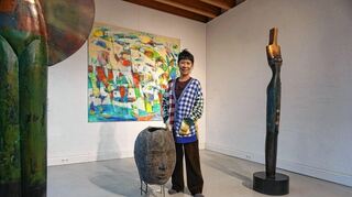 Dao Droste in ihrem Atelierraum in Eppelheim: Skulpturen und Bilder ergänzen sich hier im Zusammenspiel.