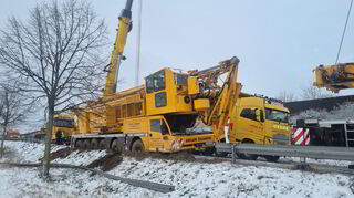 Ein Autokran ist auf der B535 von der Straße abgekommen.