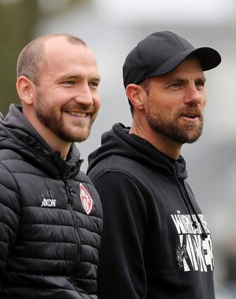 Gute Laune bei Sportdirektor Sebastian Neumann und Trainer Marco Wildersinn: Im Falle eines Aufstiegs in die 3. Liga bleiben beide bei den Kickers.