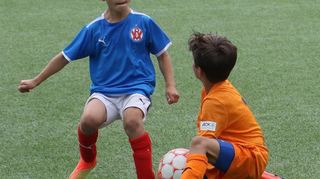„Augen zu und durch“, dachte der Spieler des VfR Mannheim wohl. Seine Mannschaft ist auch beim F-Jugendturnier in Schwetzingen mit dabei.