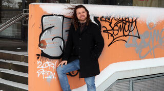 Auch bei Schnee und Minusgraden in der Stadt unterwegs: Streetworker Christoph Kanzow am Eingang der Schule am Kraichbach, der mit Graffiti besprüht wurde.