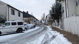 Komplett frei von Schnee ist die Fahrbahn in der Uhlandstraße nicht, aber der Gehweg für Fußgänger geräumt.