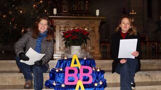 Anna Sternberger (l.) und Silke Assmann sprechen bei der Lobpreis-Andacht in der Kirche St. Wendelin von Träumen.