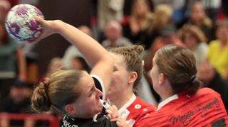 Für die Ketscher Bären – hier Svenja Mann, die weiterhin am Altrhein spielt, gegen Mainz – geht es im Duell mit den Luchsen um wichtige Zähler im Abstiegskampf der 2. Handball-Bundesliga.
