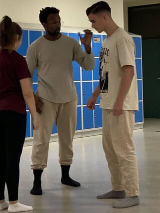 Professionelle Unterstützung: Choreograph Michael Broncz-kowski (M.) tanzte selbst am Nationaltheater Mannheim.