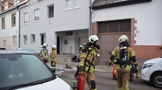 Die Feuerwehrmänner sind mit Atemschutz im Einsatz.