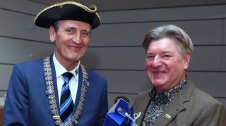 Mit neuem Dreispitz sorgt der Vorsitzende der Interessengemeinschaft der Vereine, Wolfram Gothe (r.) für ein neues Fasnachtsoutfit des Bürgermeisters.