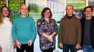 Die Grünen vor Ort feiern das zehnjährige Bestehen des Ortsverbandes im Bürgersaal: Gemeinderat Patrick Alberti (v. l.), Sprecher Dr. Martin Wilmes, Sprecherin Simone Rehberger, Gründungsmitglied Rolf Siegel und Fraktionssprecher Patrick Schönenberg.