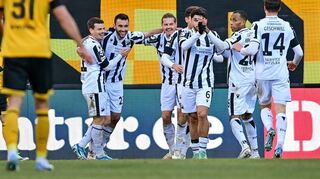 Die Spieler des SV Sandhausen jubeln mit dem Torschützen Markus Pink. Der österreichische Neuzugang hat gerade das entscheidende 1:0 geschossen.