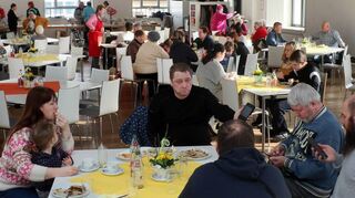 In der Gemeinschaft ein warmes Mittagessen genießen: Die Aktion der evangelischen Kirche in Hockenheim wird gerne angenommen.