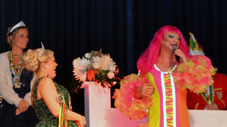 Céline Bouvier (r.) würde das dunkelgrüne Glitzerkleid von Jacky I. sofort nehmen, den verbalen „spontanen Kleidertausch“ verhindert nur Ehrenpräsident Dirk Berger.