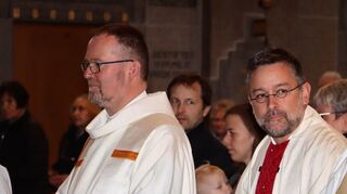 Pfarrer Christian Müller (rechts) hier beim feierlichen Einzug in die katholische Kirche Hockenheim mit Dekan Uwe Lüttinger. (links)