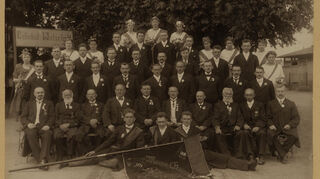 Herausgeputzt und aufgereiht fürs Gruppenbild: Der Männerchor des MGV „Liedertafel“ anlässlich der 50-Jahr-Feier 1924, also vor genau 100 Jahren. Diese Tradition wird bis heute von den Sängerinnen und Sängern fortgeführt.