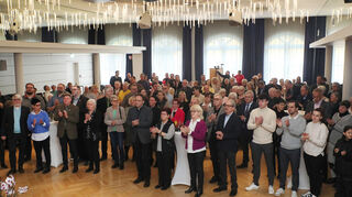 Rund 250 Vertreter aus dem kommunalpolitischen, dem gesellschaftlichen und dem wirtschaftlichen Leben der Hufeisengemeinde sind am Sonntagvormittag in die Festhalle gekommen, um für die Kommune den Start ins neue Jahr gemeinsam zu begehen.