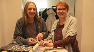 Christoph Weiherer signiert in der Pause seine CDs für das freudige Publikum, wie hier für Heike Ullrich aus Hockenheim.