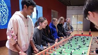 Die soziale Fähigkeiten der Heuss-Schüler können am besten in der Gruppe – wie hier beim Tischfussball – getestet werden.