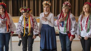 Die fünf Ukrainerinnen bedanken sich in Landestracht mit einem Gesangsbeitrag für die Anteilnahme.