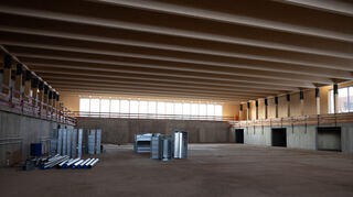 So langsam lässt sich erahnen, wie die Sporthalle später aussehen wird. Aktuell lagern auf dem künftigen Spielfeld noch einzelne Teile des Lüftungssystems, welches in den nächsten Wochen eingebaut wird.