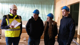 Im Foyer des Sport- und Kulturzentrums informiert Bürgermeister Nils Drescher (von links) die Mitglieder des Jugendbeirats Pascal Preuß, Vanessa Stahl und Lars Kiefer über den aktuellen Stand auf der großen Baustelle in Plankstadt.