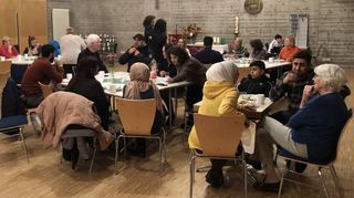 Zu den zentralen Errungenschaften des Asylkreises zählt das Begegnungscafé, in dem Flüchtlinge mit den Oftersheimern ins Gespräch kommen.