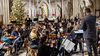 Das Sinfonische Blasorchester der Brühler Bläserakademie spielt unter der Leitung von Tobias Nessel in der Gedächtniskirche gemeinsam mit dem Orchester der Musikschule Speyer, die den Klangkörper vor allem durch ihre Streicher bereichern.