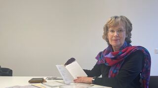 Dr. Sabine Bock aus Plankstadt hat Kunstgeschichte studiert und beschäftigt sich mit altdeutschen Handschriften, die sie in moderne Schriftart überträgt.