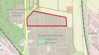 Das rot umrandete Feld zeigt die Fläche, die für den Solarpark vorgesehen ist. Links ist die Friedrichsfelder Landstraße zu sehen, rechts die Bahnlinie und das Plankstadter Gewerbegebiet und unten die Bundesstraße 535.