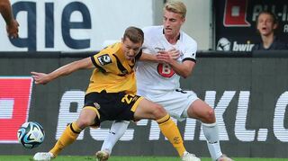 Im Hinspiel bedeutete das 2:0 durch Niklas Hauptmann (li., gegen Fridolin Wagner) die Entscheidung für Dresden. Die Partie endete 2:1.