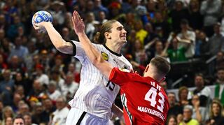 Wieder ein Leistungsträger im Deutschen Handballteam: Der Rhein-Neckar-Löwe Juri Knorr (l.) beim Wurf gegen Ungarns Zoran Ilic.
