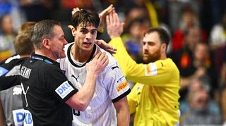 Handball-Bundestrainer Alfred Gislason (l) spricht mit Deutschlands Julian Köster.