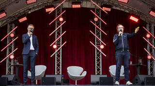 Jan Böhmermann (l.) und Olli Schulz hier bei der Elektronikmesse IFA zur Aufnahme ihres Podcast "Fest und Flauschig" im Jahr 2022. Bei ihrer aktuellen Folge "Eine dieser Sendungen" sprechen sie auch über das Glücksgefühle Festival auf dem Hockenheimring.