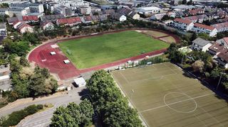 Dieses drei Jahre alte Bild vom Sportareal am Schrankenbuckel ist längst Vergangenheit – inzwischen wachsen dort Wohnhäuser aus dem Boden. Genauso ist die Einnahme aus dem Verkauf des Areals im Gemeindehaushalt fast schon Vergangenheit.