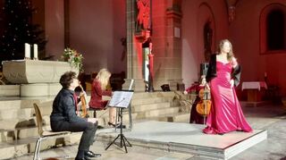 Als schicksalhafte und begehrenswerte „Femme Fatale“ im roten Kleid sorgt die Mezzosopranistin Felicitas Brunke gemeinsam mit ihrem Ensemble für einen wundervollen Abend in der Kirche St. Sebastian.