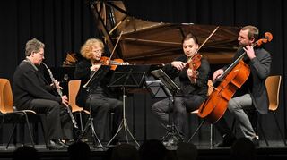 Große Spielfreude bewies mit einer glänzend gewählten Komposition von Swan Hennessy das Lehrkräfte-Quartett mit Barbara Obert (Englischhorn), Olga Becker-Tkacz (Violine), Moritz Fentner (Viola) und Stefan Knust (Violoncello).