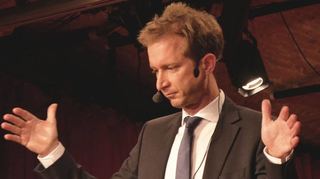 Anwalt und Kabarettist in Personalunion: Justus Krux stellt seine ganz eigene Welt der Juristik in Neulußheim vor.