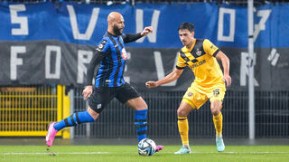 Duell zwischen Terrence Boyd vom SV Waldhof Mannheim und Claudio Kammerknecht (Dynamo Dresden).