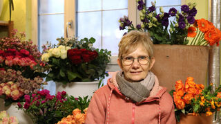 Ingeborg Keller in ihrer Floristikwerkstatt. Hier haben sie und ihr Mann zum dritten Mal Spenden gesammelt.