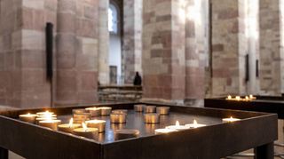 Das sind die speziellen Teelichter, die im Speyerer Dom als Gebetskerzen angeboten werden – andere Kerzen werden aus Brandschutzgründen und wegen der Rußentwicklung nicht geduldet.