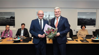OB Dr. René Pöltl (l.) gratuliert Matthias Steffan zur Wiederwahl. Der Gemeinderat – im Hintergrund Susanne Betrand-Baumann (v. l.), Markus Bürger und Ulrike Utz – hat ihm gerade das volle Vertrauen ausgesprochen.
