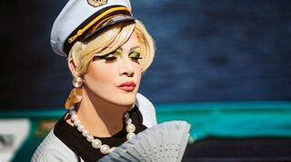Alexander Lehnert schlüpft in die Rolle der Dragqueen Audrey Naline.