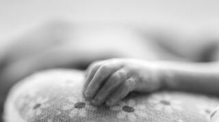 Die Hand eines Sternenkindes. Solche Bilder zu machen, ist für Oliver Kostak zwar mittlerweile Teil seines Lebens, aber dennoch – so sagt er es selbst – ist kein Auftrag jemals wie der andere. Die Eltern haben das Bild freigegeben.