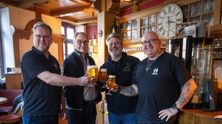 Am vergangenen Samstag fand in der Gaststätte zum „Goldenen Löwen“ in Eppelheim der Fassanstich eines Bieres statt, das vollständig zugunsten der Stiftung „Dein Sternenkind“ verkauft wird. Insgesamt 120 Liter gibt es davon, in Auftrag gegeben von der Firma „Q-nnect AG“. Hier stoßen Daniel Kirkos vom „Goldenen Löwen“ (v. l.), Thomas Kugel, Matthias Progscha von „Q-nnect AG“ und Oliver Kostak auf den guten Zweck an.